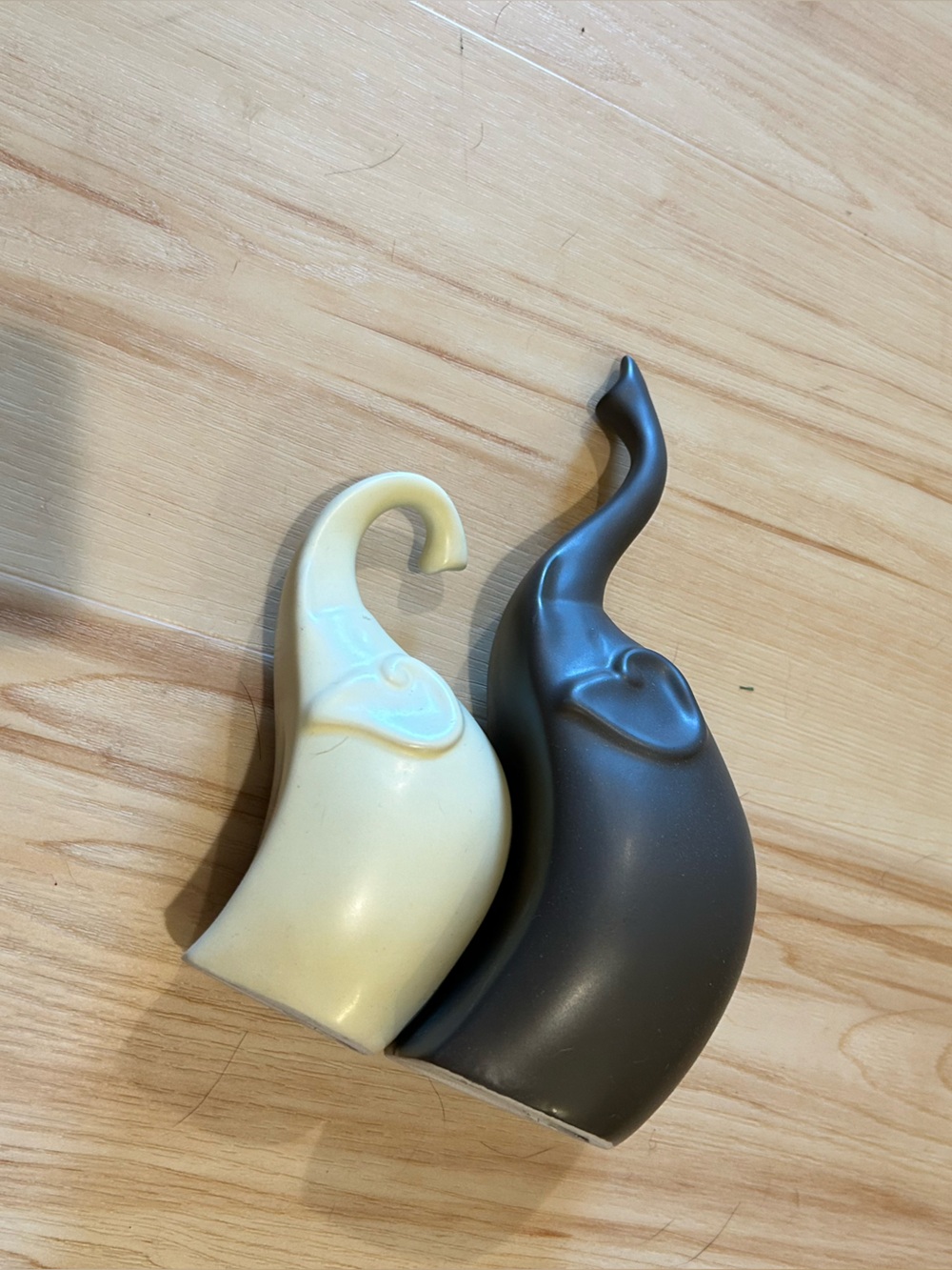 Set of 2 glass ceramic elephants